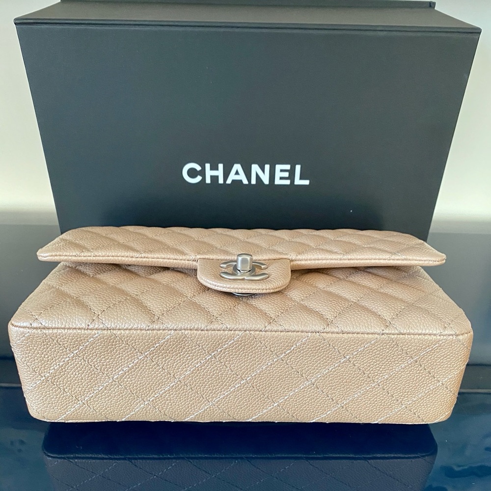 Chanel Classic Flap - Medium - Picture 6 of 10